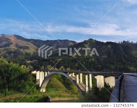 橫跨碧綠清澈的貞巖寺河的立山橋 132745374