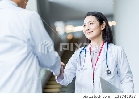 Middle-aged and senior doctors working in hospitals 132746938