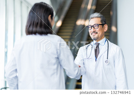 在醫院工作的中年和老年醫生 132746941