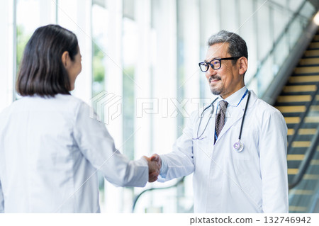 在醫院工作的中年和老年醫生 132746942