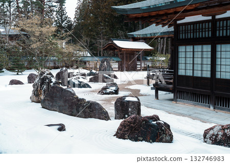 Mount Koya: Kongobu-ji Temple's Banryu Garden in winter 132746983