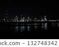 工廠夜景反映在水面上 工廠夜景反映在水面上 132748342