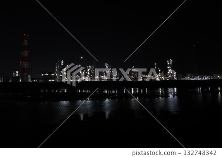 Factory night view reflected on the water surface Factory night view reflected on the water surface 132748342