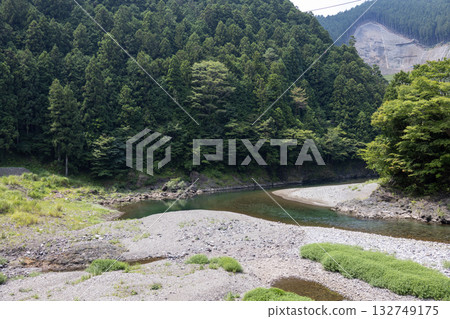 從天王川弁財天神社味噌義殿停車場眺望天王川（2025年8月拍攝） 132749175