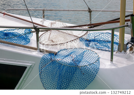 放在船甲板上的帶柄抄網 放在船甲板上的帶柄抄網 132749212