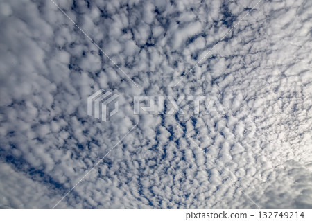 高積雲，又稱羊雲，在天空中蔓延開來的形狀 132749214