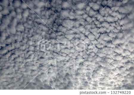 高積雲,又稱羊雲,在天空中蔓延開來的形狀 高積雲,又稱羊雲,在天空中蔓延開來的形狀 132749220