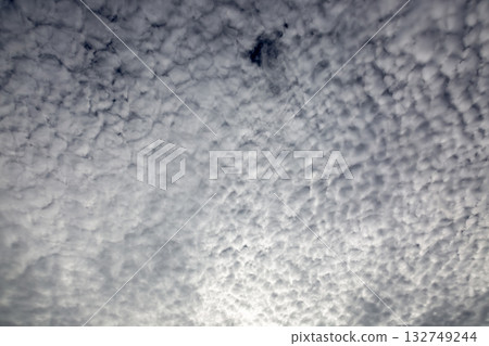 高積雲,又稱羊雲,在天空中蔓延開來的形狀 高積雲,又稱羊雲,在天空中蔓延開來的形狀 132749244