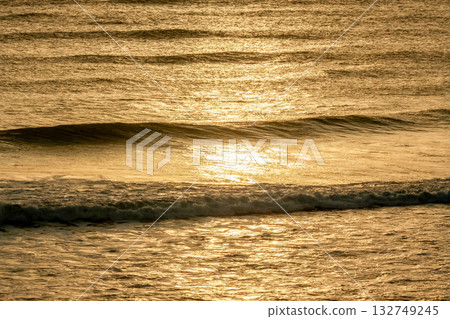 金色海洋的美麗形狀(沐浴在日出的陽光下) 金色海洋的美麗形狀(沐浴在日出的陽光下) 132749245