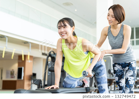 一位年輕女子正在健身房運動。照片由 Renaissance Makuhari 24 運動俱樂部及桑拿水療中心提供。 132749472