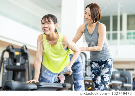 一位年輕女子正在健身房運動。照片由 Renaissance Makuhari 24 運動俱樂部及桑拿水療中心提供。 132749473