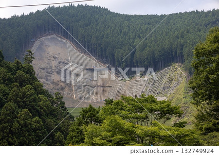 在已清理的山體上進行“邊坡防護工程” 在已清理的山體上進行“邊坡防護工程” 132749924