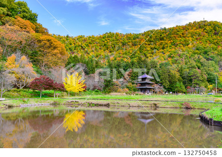 Magnificent autumn foliage at Inishie no Sato Historical Park 132750458