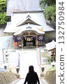Women worshiping 132750984