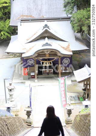 Women worshiping 132750984