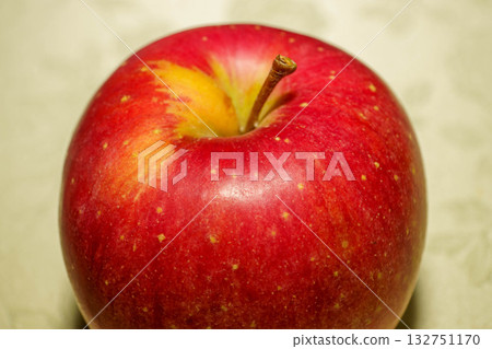 桌上擺著鮮紅的蘋果。 桌上擺著鮮紅的蘋果。 132751170