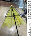 磁磚地板上的破損黃色雨傘 132751305