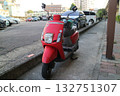 一輛紅色機車停在城市人行道上 132751307