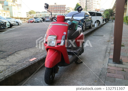 一輛紅色機車停在城市人行道上 一輛紅色機車停在城市人行道上 132751307
