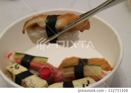 碗中壽司握壽司的特寫 碗中壽司握壽司的特寫 132751308