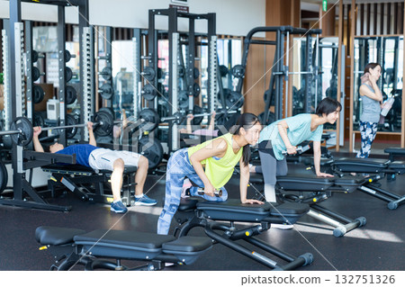 人們在健身房鍛鍊。照片由 Renaissance Makuhari 24 運動俱樂部及桑拿水療中心提供。 132751326