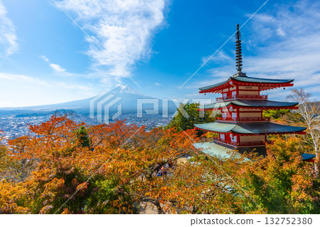 秋天的新倉山淺間公園、五層寶塔和日本富士山 秋天的新倉山淺間公園、五層寶塔和日本富士山 132752380