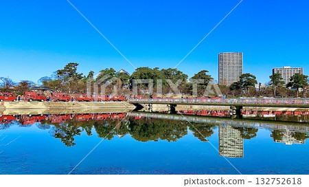 岡崎市消防局新年遊行中,消防車和水下橋樑倒映在水中,映襯著藍天(愛知縣岡崎市大津川綠地) 岡崎市消防局新年遊行中,消防車和水下橋樑倒映在水中,映襯著藍天(愛知縣岡崎市大津川綠地) 132752618