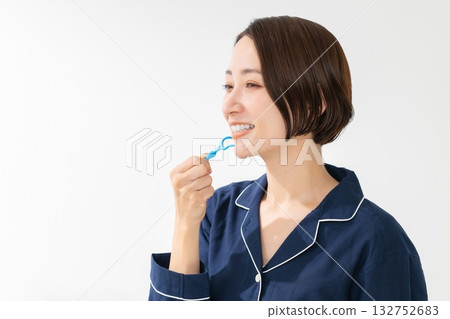 婦女使用牙縫刷 132752683