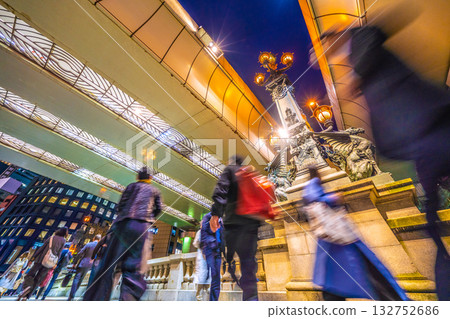 日本東京都市風景：邁向未來…出發吧！下班後，上班族穿梭於日本橋……邁向新時代。 132752686