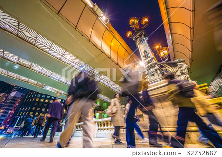 日本東京都市風景:邁向未來…出發吧!下班後,上班族穿梭於日本橋……邁向新時代。 日本東京都市風景:邁向未來…出發吧!下班後,上班族穿梭於日本橋……邁向新時代。 132752687