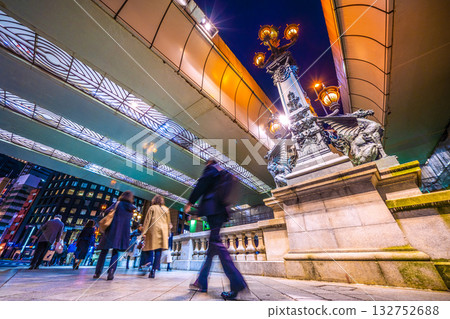 日本東京都市風景：邁向未來…出發吧！下班後，上班族穿梭於日本橋……邁向新時代。 132752688