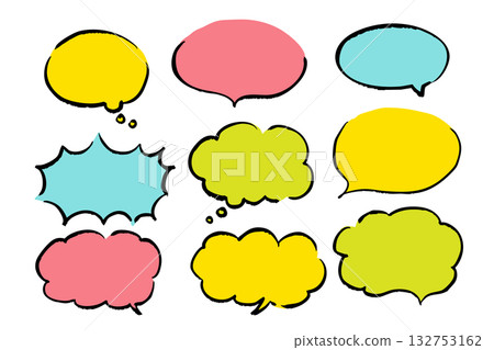 一組色彩繽紛的手繪對話框插圖。包含九種不同類型的對話框，包括圓形和雲朵形。 132753162