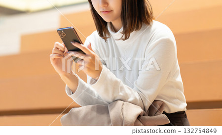 Women and businesswomen using smartphones 132754849