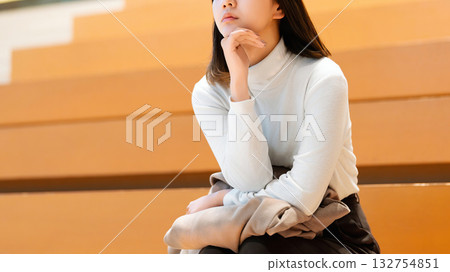 年輕女性/女商人的思考 132754851