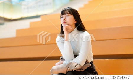 年輕女性/女商人的思考 132754852