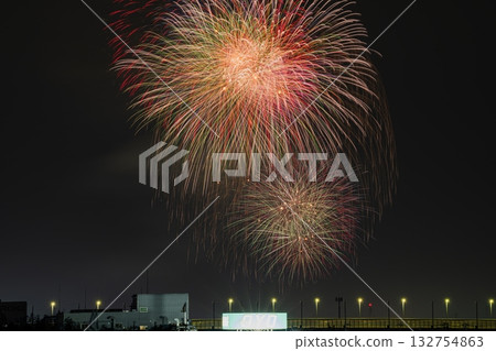 The Hiraguchi Hachiman Shrine Festival in Hamamatsu City: Fireworks display and the Shin-Tomei Expressway (Shizuoka Prefecture) 132754863