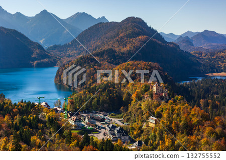 巴伐利亞山谷中的寧靜湖景與紅屋頂村莊 巴伐利亞山谷中的寧靜湖景與紅屋頂村莊 132755552