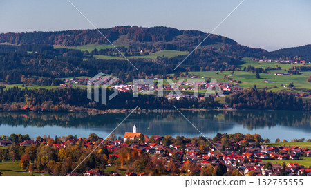 巴伐利亞山谷中的寧靜湖景與紅屋頂村莊 132755555