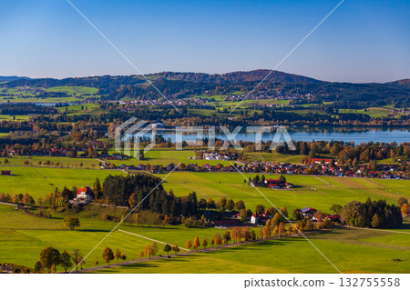 巴伐利亞山谷中的寧靜湖景與紅屋頂村莊 132755558