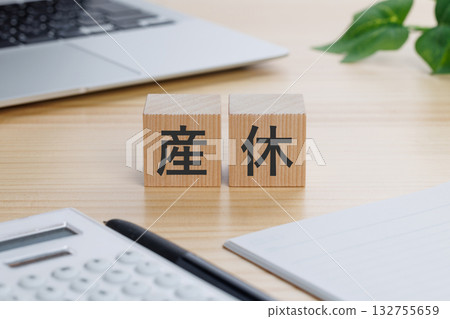 A block with the word "maternity leave" written on it on the table A block with the word "maternity leave" written on it on the table 132755659