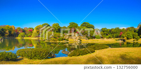 Panoramic view of a Japanese garden with a clear autumn sky and beautiful reflections of trees in the pond (Rikugien Garden, Bunkyo Ward, Tokyo) Panoramic view of a Japanese garden with a clear autumn sky and beautiful reflections of trees in the pond (Rikugien Garden, Bunkyo Ward, Tokyo) 132756000