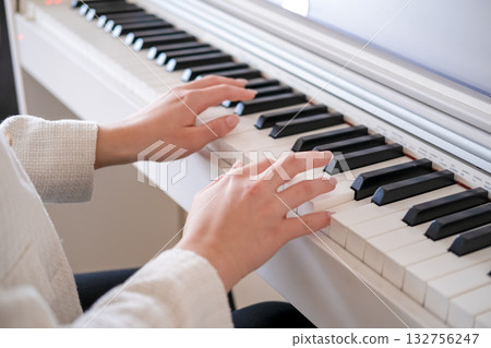 Female hands playing the piano 132756247