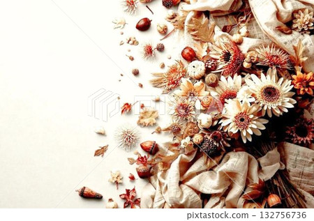 背景圖片:秋景、堅果、蕾絲布料、乾燥花花環 背景圖片:秋景、堅果、蕾絲布料、乾燥花花環 132756736