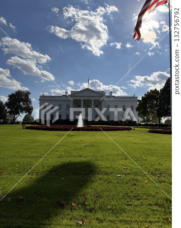 藍天下的白宮與美國國旗 132756792