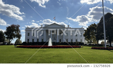 華盛頓特區秋高氣爽的一天,白宮和噴泉盡收眼底。 華盛頓特區秋高氣爽的一天,白宮和噴泉盡收眼底。 132756926