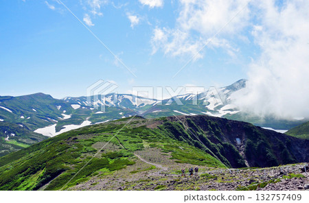 北海道 - 大雪山橫渡 - 從黑嶽山頂峰欣賞大雪山的壯麗景色。 北海道 - 大雪山橫渡 - 從黑嶽山頂峰欣賞大雪山的壯麗景色。 132757409