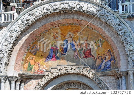義大利威尼斯聖馬可大教堂（世界遺產）外牆上的馬賽克鑲嵌畫 132757738