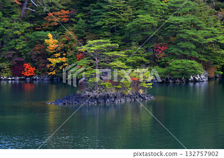 青森郡、秋色迷人的十和田湖、中山半島、西湖以及十由島的松樹 132757902