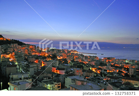 希臘東馬其頓卡瓦拉市的日出 132758371