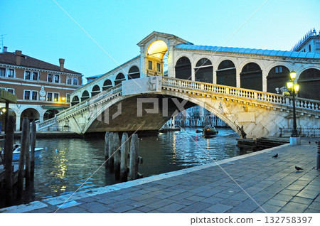 Rialto Bridge over the Grand Canal, Venice, Italy Rialto Bridge over the Grand Canal, Venice, Italy 132758397